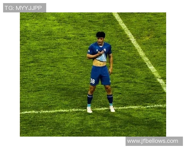 老牌足球明星重返赛场展现风采引发球迷热烈追捧 老牌足球明星重返赛场展现风采引发球迷热烈追捧